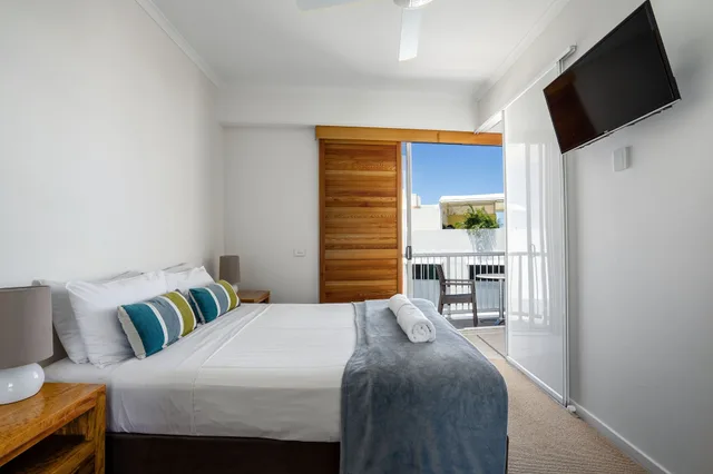 2 Bedroom Rooftop Poolside Tower، Rolling Surf Resort 3/9