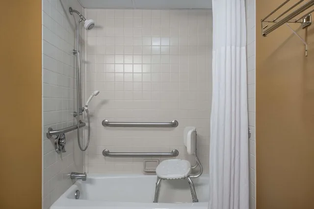 غرفة بسرير كينج لذوي الإعاقة، Days Inn by Wyndham Harrisburg North 4/4