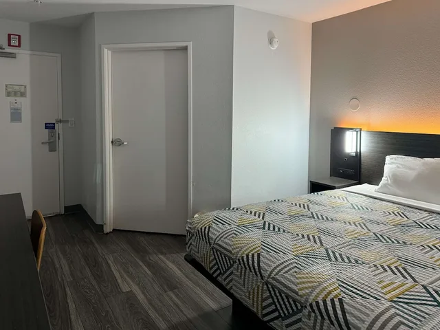 Standard, Queen Bed, Motel6 Brownsville, TX 3/8