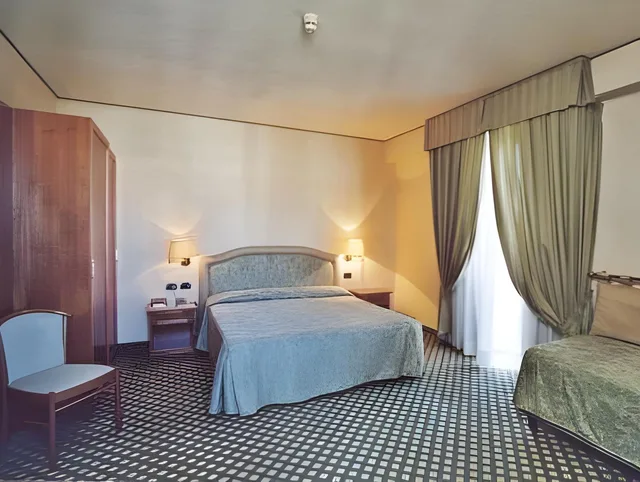 جناح جونيور، Hotel Valdarno 1/1