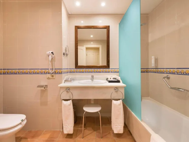غرفة بسرير مزدوج أو سريرين منفصلين بإطلالة جزئية على البحر، Fuerte Conil Resort 4/5