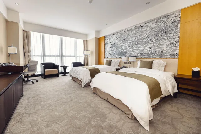 غرفة بسرير كينج وسرير كوين بشرفة، Hotels and Preference Hualing Tbilisi 5/6