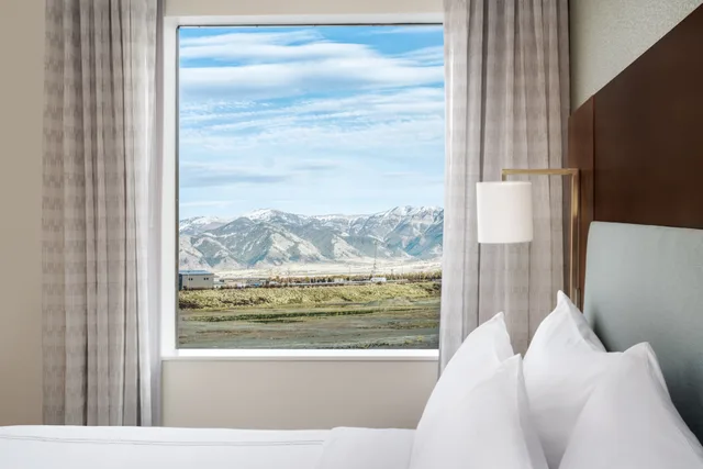 1 Bedroom, Suite, King Bed, Accessible, EVEN Hotel Bozeman Yellowstone Intl Arpt, an IHG Hotel 3/4