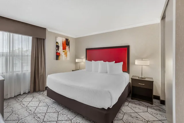 جناح بسرير كينج مع أريكة بمطبخ صغير في طابق مرتفع، Best Western Plus Rose City Suites 2/8