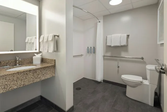 غرفة بسرير كينج لذوي الإعاقة، Courtyard By Marriott La Crosse 4/4