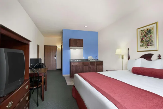 جناح استوديو بسرير كينج مع أريكة، Days Inn & Suites By Wyndham Romeoville 1/5