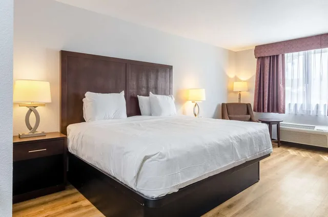 غرفة بسرير كينج، Red Lion Inn & Suites Des Moines 3/6