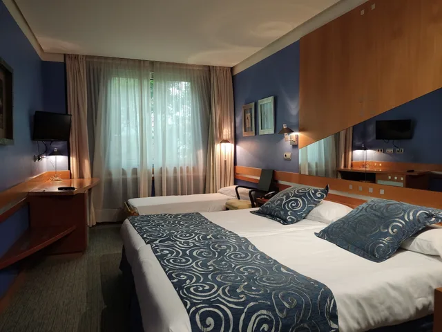 غرفة عائلية بفراش فوتون وسريرين منفصلين، Hotel Torresport 1/5