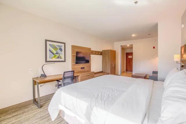 Standard, King Bed, Holiday Inn Express Hotel And Suites Gulf Shores 1/6