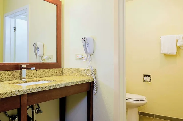 غرفة قياسية بسرير كوين، Comfort Inn Monterey Peninsula Airport 5/10