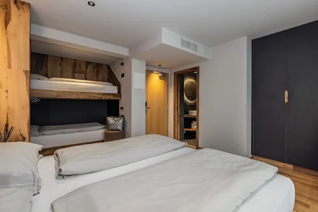 Vibe, Valley, 1 King and 1 Single Beds, Balcony، Hotel Sporting Ravelli 1/2
