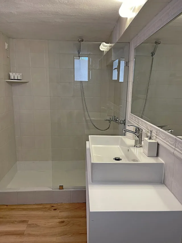 Flatlet, Queen Bed, Village View, 2 Sofa, Ground Floor، Adonis Hotel Studios & Apartments 7/10