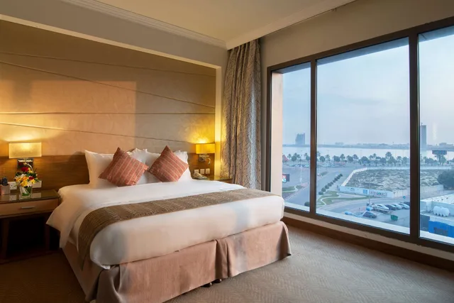 غرفة سوبيريور بسرير كينج بإطلالة على المدينة بمطبخ، فندق جولدن توليب الدمام الكورنيش(Golden Tulip Dammam Corniche Hotel) 2/9