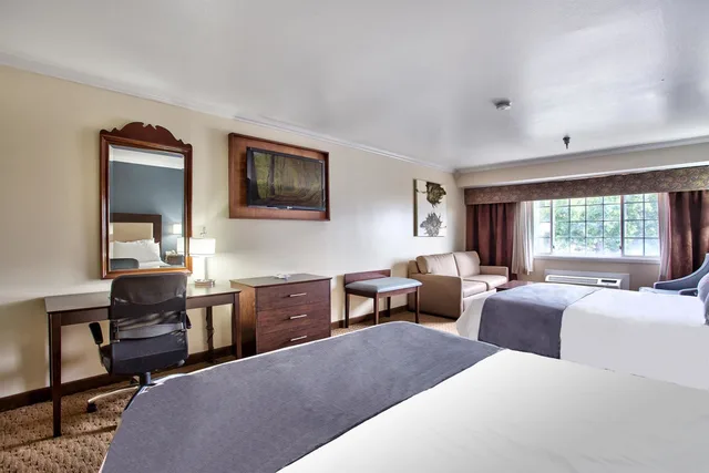 غرفة قياسية بسريرين كوين مع أريكة، Best Western Mountain View Inn 5/8