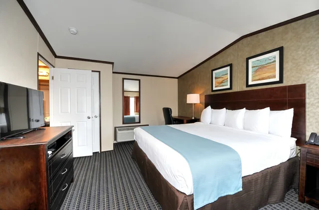 غرفة بسرير كينج بمطبخ صغير، Instalodge Hotel And Suites 3/4