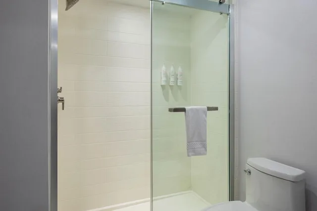 غرفة بسرير مزدوج بشرفة، Westchester Marriott 6/8