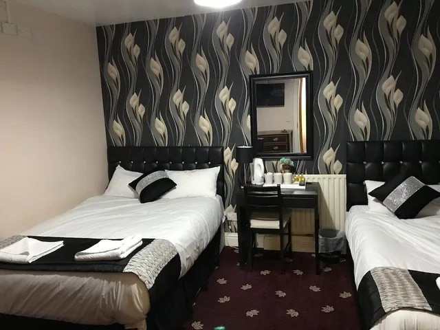 غرفة ثلاثية بسرير مزدوج وسرير فردي، Pacific Inn London Heathrow (ex. Essex Inn Hotel) 1/3