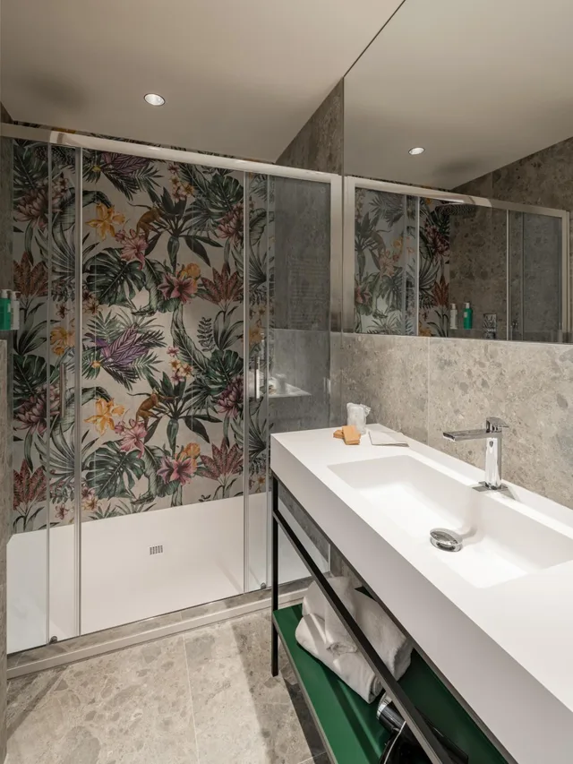 جناح جونيور، Hotel Catignano 4/6