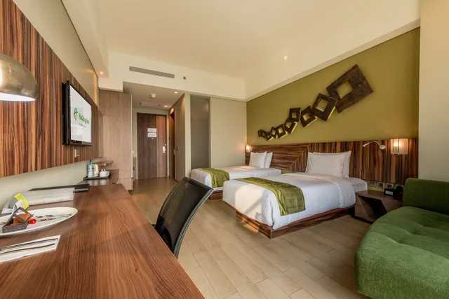 غرفة قياسية بسريرين منفصلين بإطلالة على المدينة للمدخنين، Holiday Inn Cikarang Jababeka 10/10
