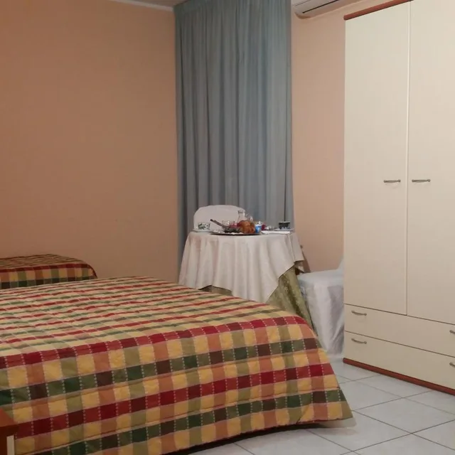 غرفة رباعية، Hotel Leon 6/8