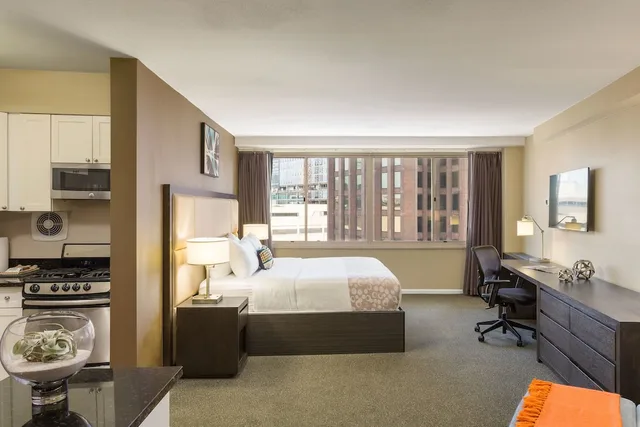 2 Bedrooms, Suite, King Bed, 2 Bathrooms, The Windsor Suites 1/4