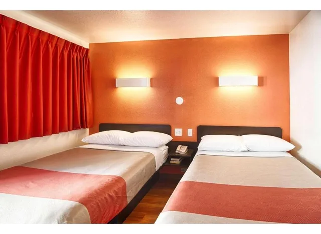 غرفة بسريرين مزدوجين، Motel6 Mammoth Lakes, CA 1/1