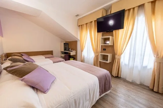 غرفة رباعية بسرير مزدوج وسريرين منفصلين، Hotel Le Palme 1/3