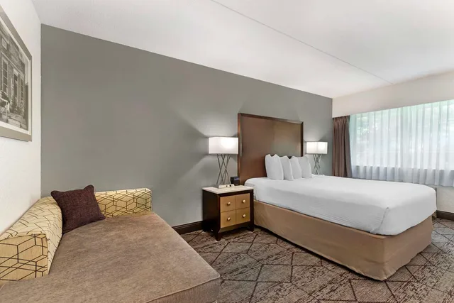 غرفة بسرير كوين بإطلالة على المسبح، Best Western Plus Longbranch Hotel and Convention Center 3/4