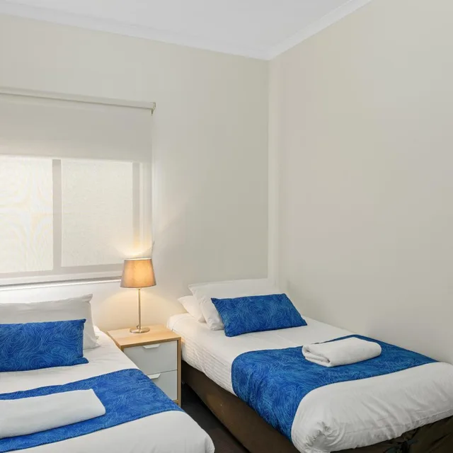 3 Bedrooms, Beach, Deluxe, Cabin, Discovery Parks - Adelaide Beachfront 3/10