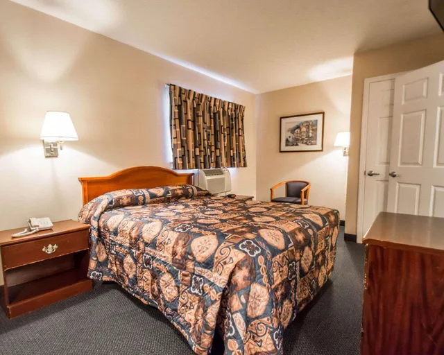 غرفة بسرير كوين، Suburban Studios Airport 6/10