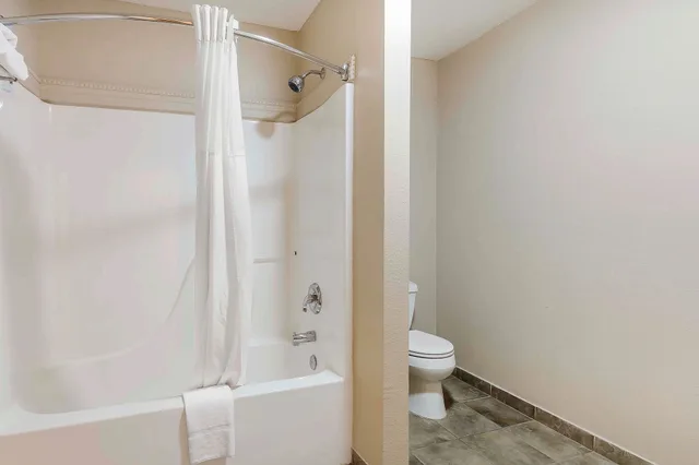 غرفة قياسية بسرير كينج، Quality Inn & Suites Sevierville - Pigeon Forge 4/4