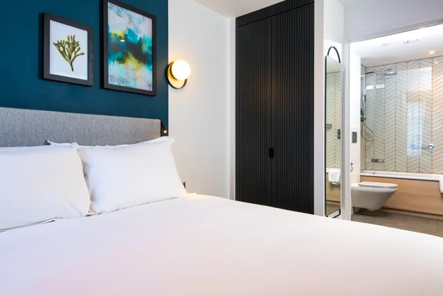 1 Bedroom, East, Suite, King Bed, Harbour View, STAYBRIDGE SUITES CARDIFF 3/8