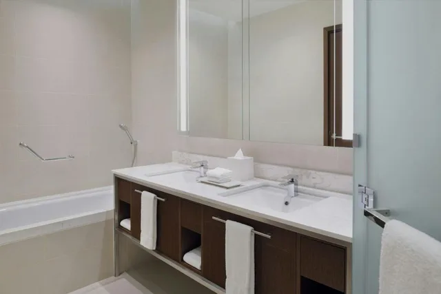 غرفة بسرير كينج بإطلالة على البحر، Delta Hotels Marriott City Center Doha 10/13