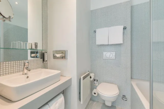 Standard, Single Bed, Bathtub, Garner Hotel Berlin - Gendarmenmarkt by IHG 6/8