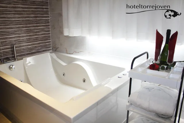 جناح بسرير كوين بجاكوزي، Torrejoven Hotel 9/9