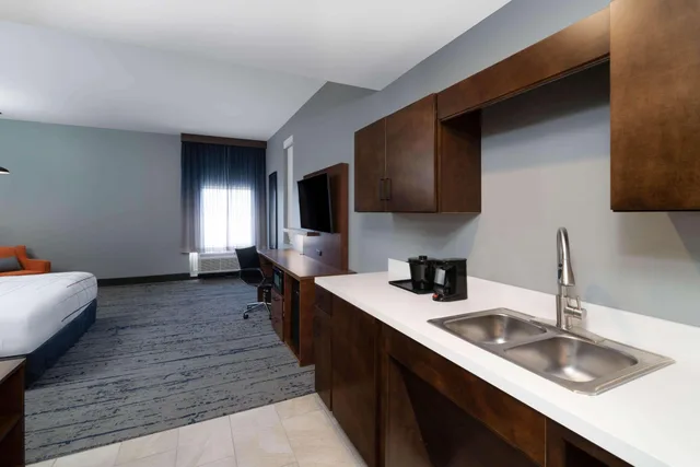 Efficiency, King Bed, Accessible، La Quinta Inn & Suites by Wyndham Louisville East 2/2