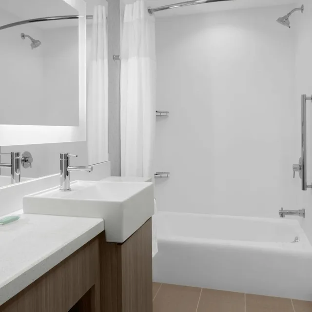جناح بسرير كينج مع سرير سحّاب إضافي مع أريكة لذوي الإعاقة، Springhill Suites By Marriott Grand Island 6/6