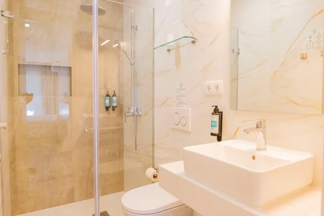 غرفة ثلاثية، Hotel Avenida 8/10