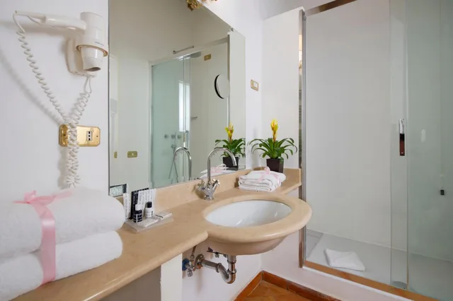 غرفة ثلاثية، Residenza Frattina 4/4