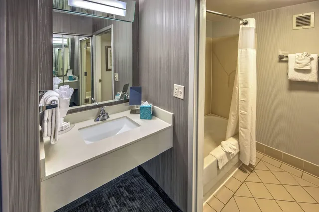 غرفة قياسية بسرير كينج لذوي الإعاقة، Courtyard by Marriott Springfield 5/6