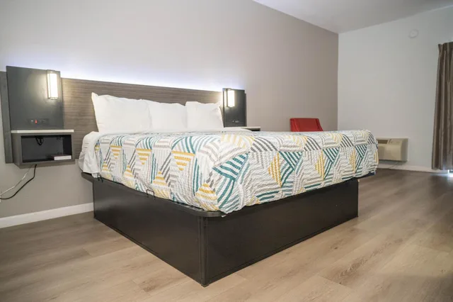 غرفة بسرير كينج، Motel6 Soledad, CA 1/1