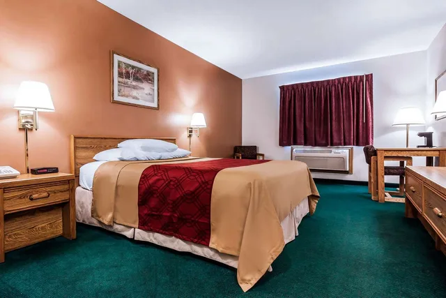 غرفة بسرير كوين، Rodeway Inn Holdrege NE 2/4