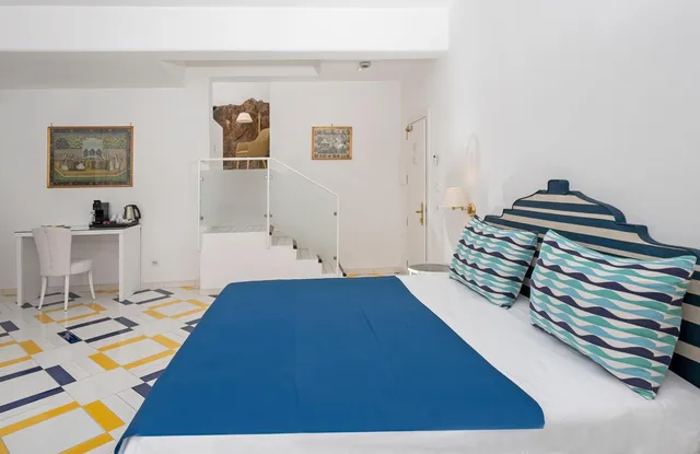 جناح بسرير كينج وسرير فردي بإطلالة على البحر بشرفة، Le Agavi Hotel 4/10