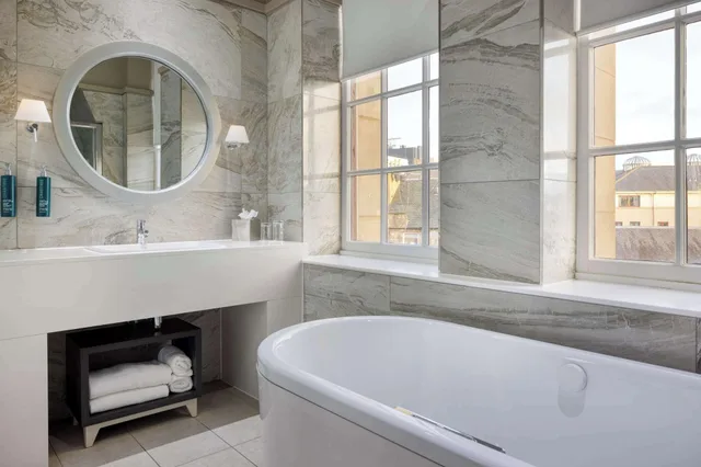 1 Bedroom, Suite, Castle View، Doubletree By Hilton Edinburgh City Centre 4/5