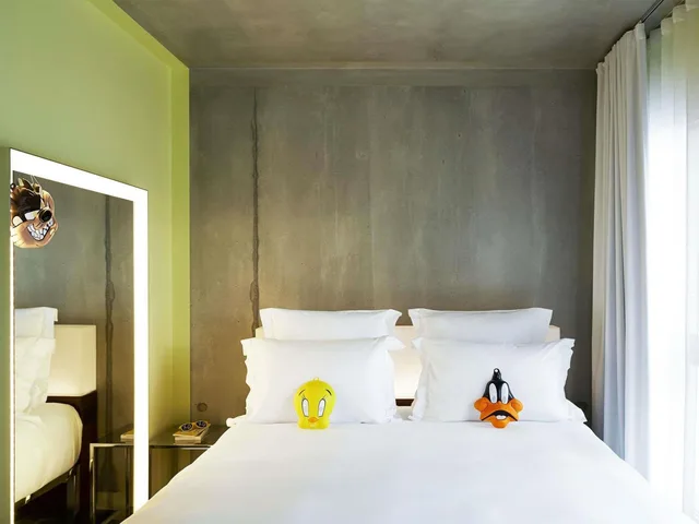 Small Mama, Queen Bed، Mama Shelter Lyon 2/4