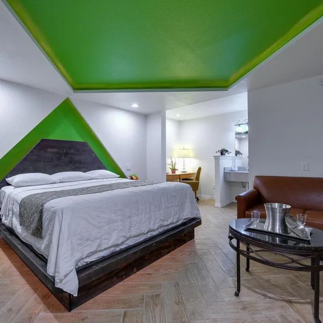 Dream, Suite، Romantic Inn Suites 4/10