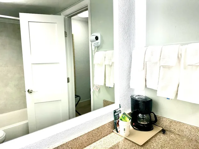غرفة بسرير كينج وسريرين مزدوجين، Days Inn By Wyndham Pensacola - Historic Downtown 4/4