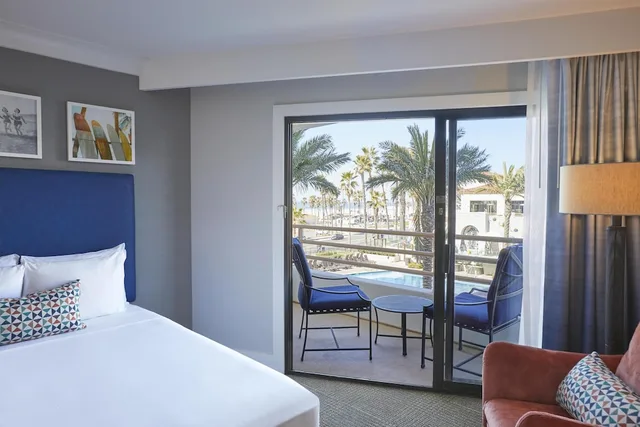 غرفة بسريرين كوين بإطلالة على البحر بشرفة، The Waterfront Beach Resort, a Hilton Hotel 3/8