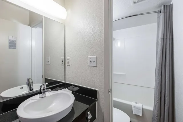 Deluxe, Queen Bed, Motel6 Council Bluffs, IA - Omaha East 5/6