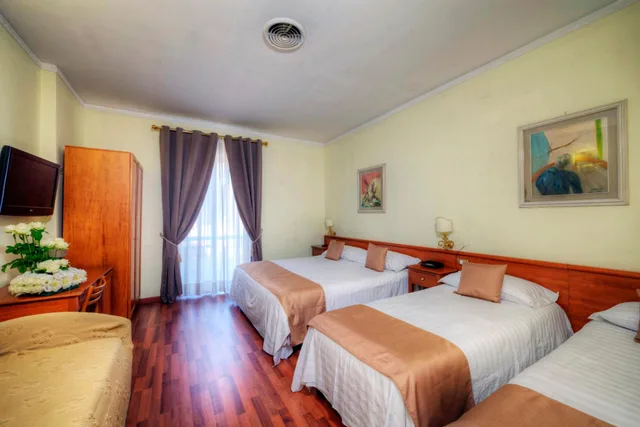 غرفة عائلية بسرير مزدوج وسريرين منفصلين، Hotel Dei Principati 5/10